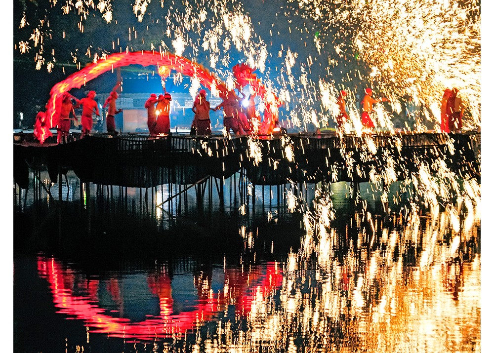 荣兴益《火花飞舞》锡惠公园映山湖.jpg
