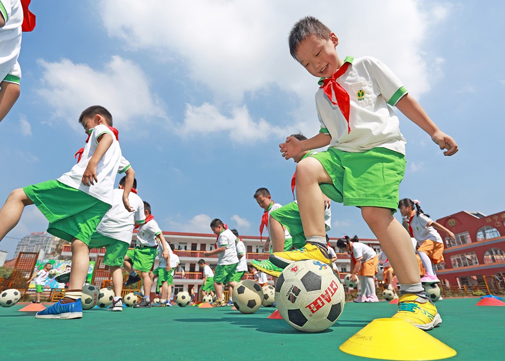 汤毅《快乐足球》扬名中心小学.jpg